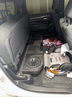 10 inch kicker subs and box and kicker amp