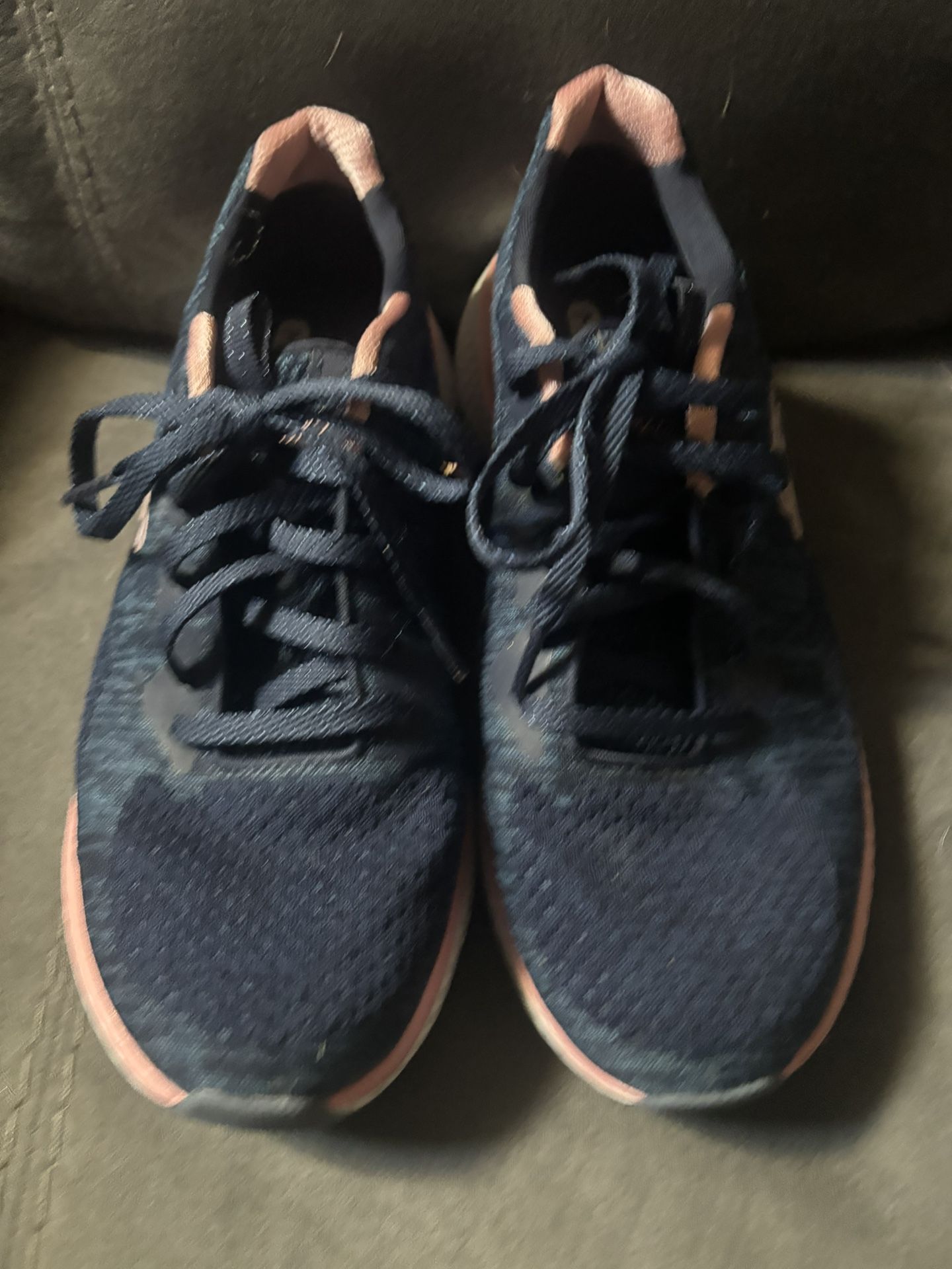 Sketchers Tennis Shoes