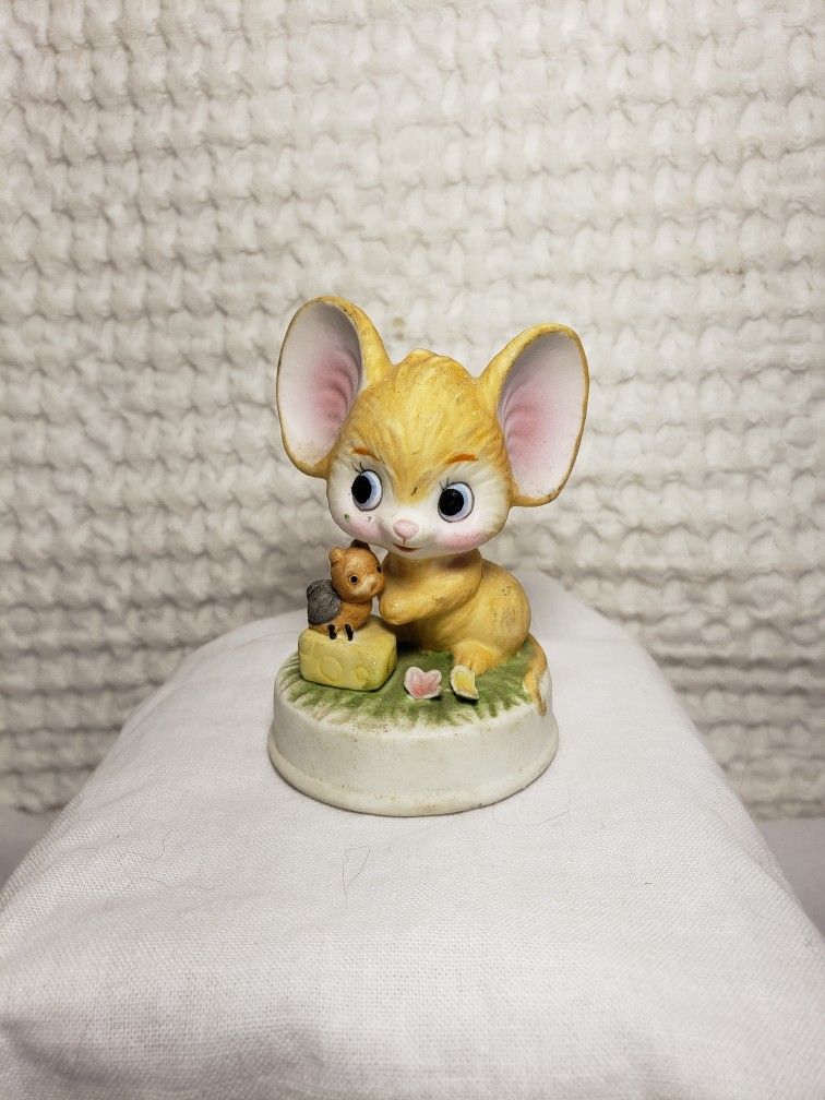 Mouse and snail figurine 2 3/4" high  (On Vacation)