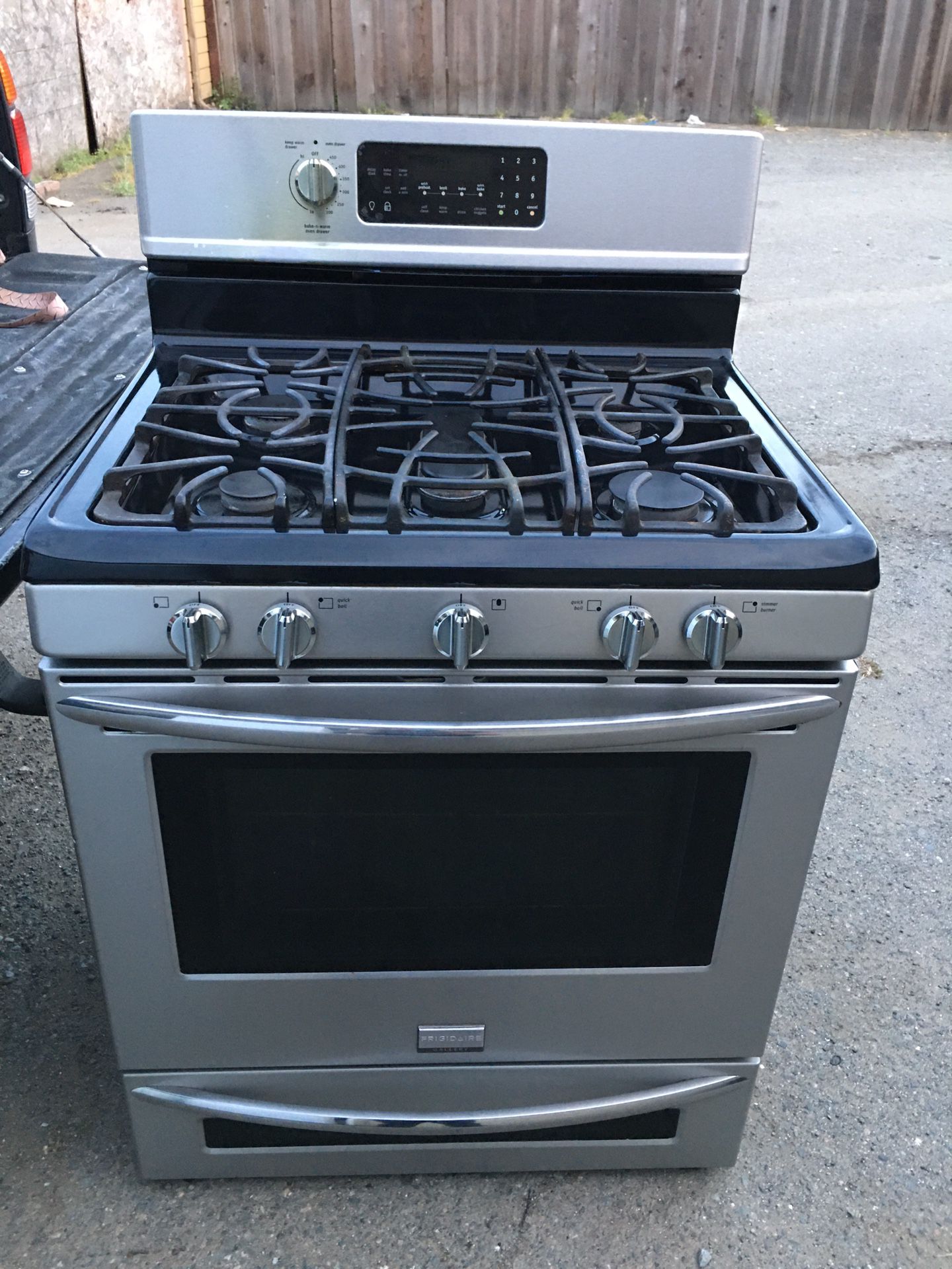 Frigidaire gas stove 5burners and conv.