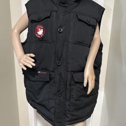Canada Weather Gear Men's 4-Pocket Puffer Vest in black