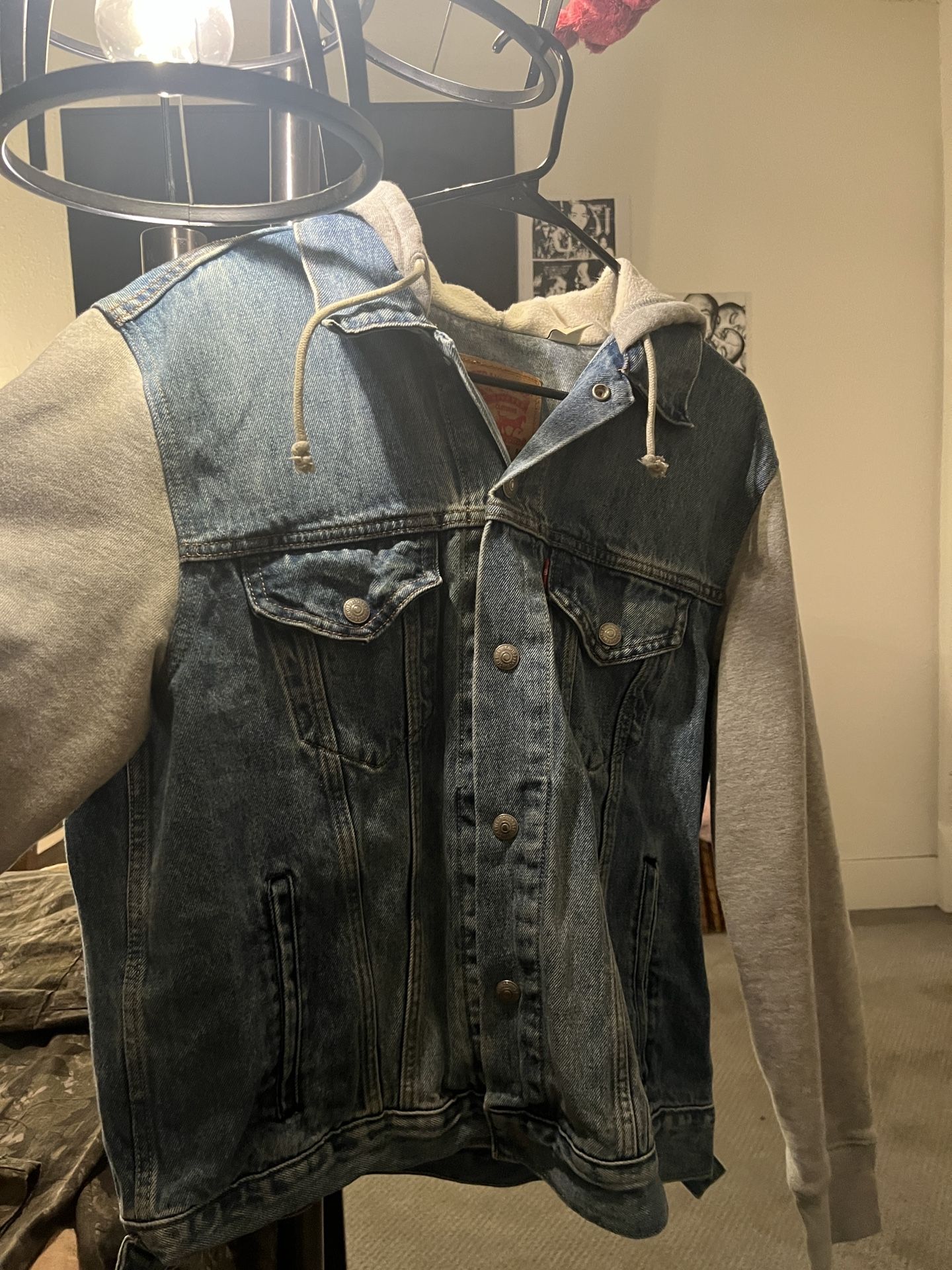 LEVI'S DENIM JACKET WITH GREY HOODIE, SIZE L