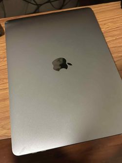  MacBook Pro 13-inch, 2017, 8GB RAM, 3.1 GHz i5, 256GB SSD Storage, 4 thunderbolt