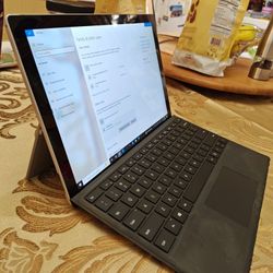 Surface Pro 4, i5, 8gb ram, 256 gb SSD, pen, keyboard cover, charger