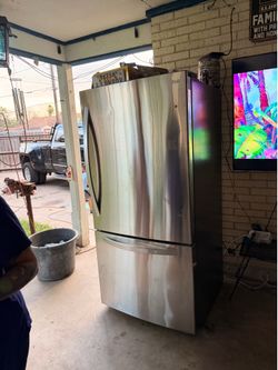 FRIDGE / LG / FREEZER WORKS, FRIDGE DOES NOT UNLESS YOU PLUG AND UNPLUG AND IT HAS A DEFROST CODE