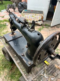 Singer industrial cast iron antique sewing machine