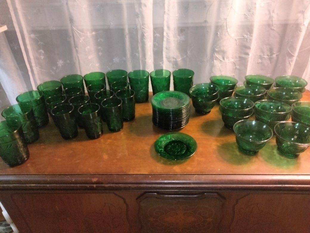 55 Piece Set Of Vintage Green Sandwich Glass 