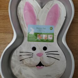 NEW EASTER BUNNY Cake Pan WILTON Excellent Condition