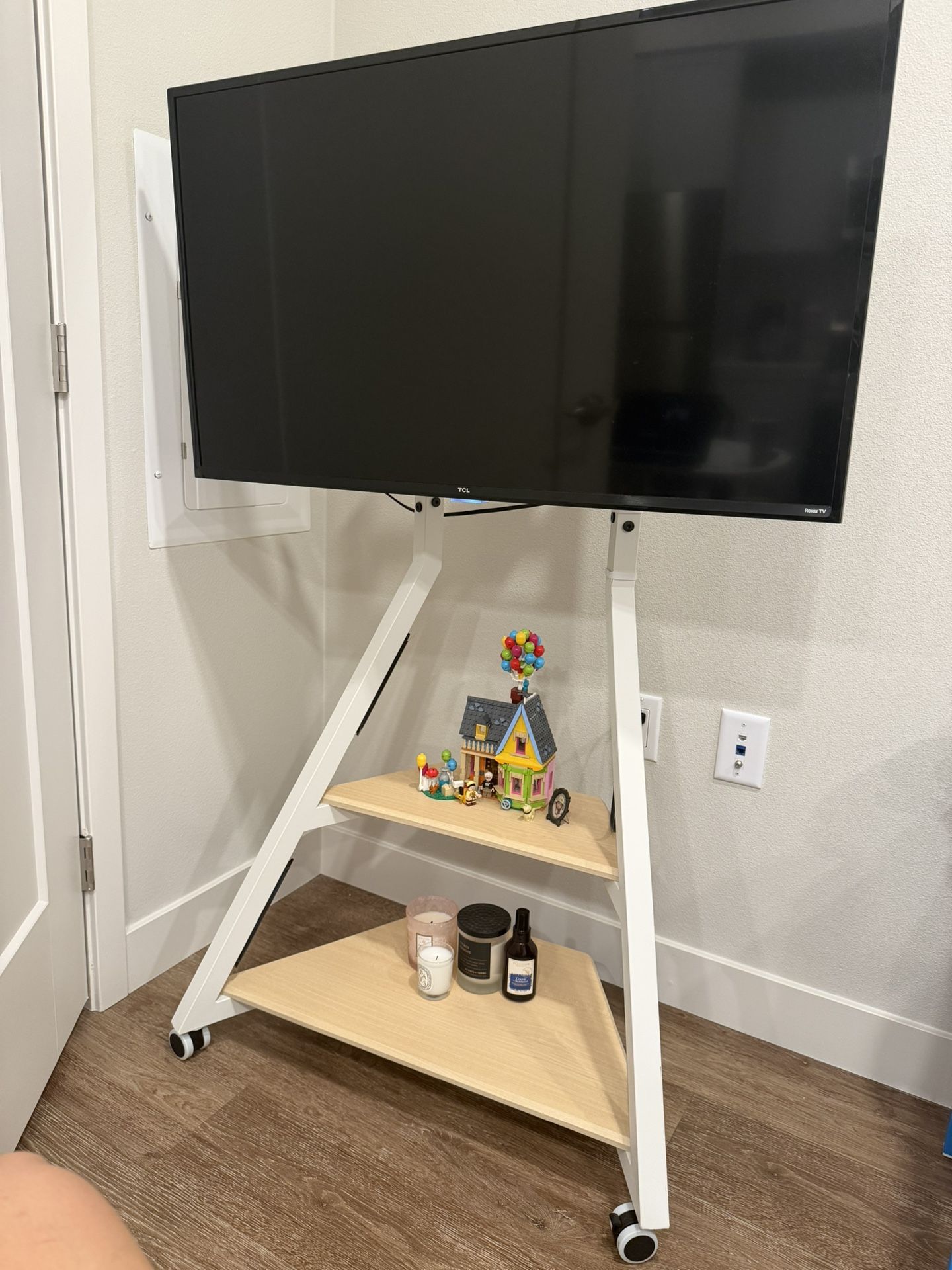 Roku 40inch TV and Fitueyes TV Stand