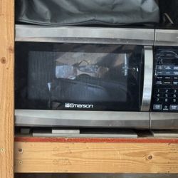 Emerson 1000W Microwave – Works Great