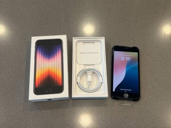 Apple iPhone SE 3rd Gen - Unlocked- 100% Battery!