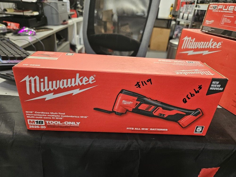 MilwaukeeM18 18V Lithium Ion Cordless Oscillating Multi Tool (Tool Only)