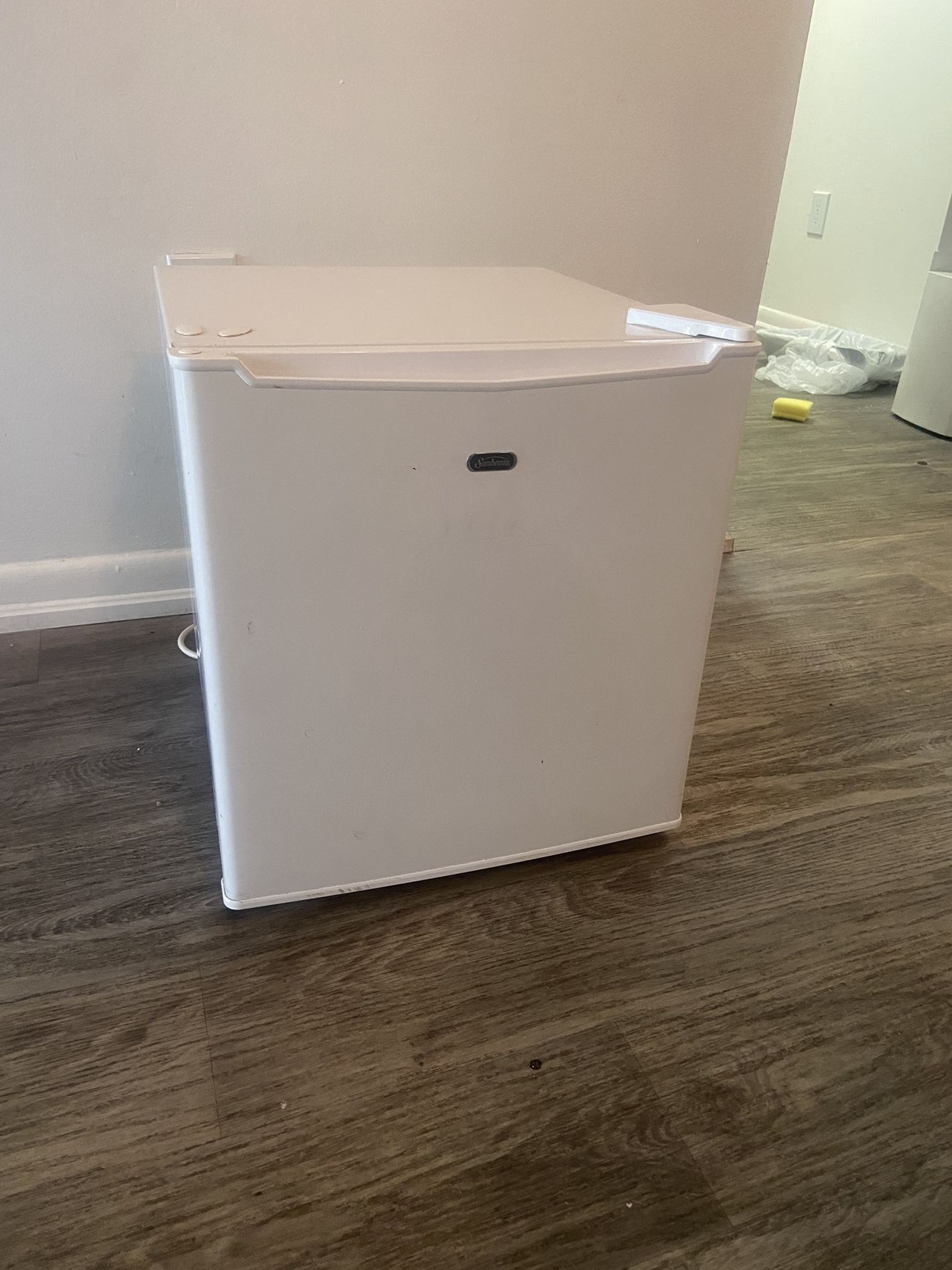 Mini Fridge $15