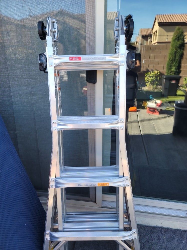 GORILLA LADDERS 300 LB/ 18 FT Capacity
