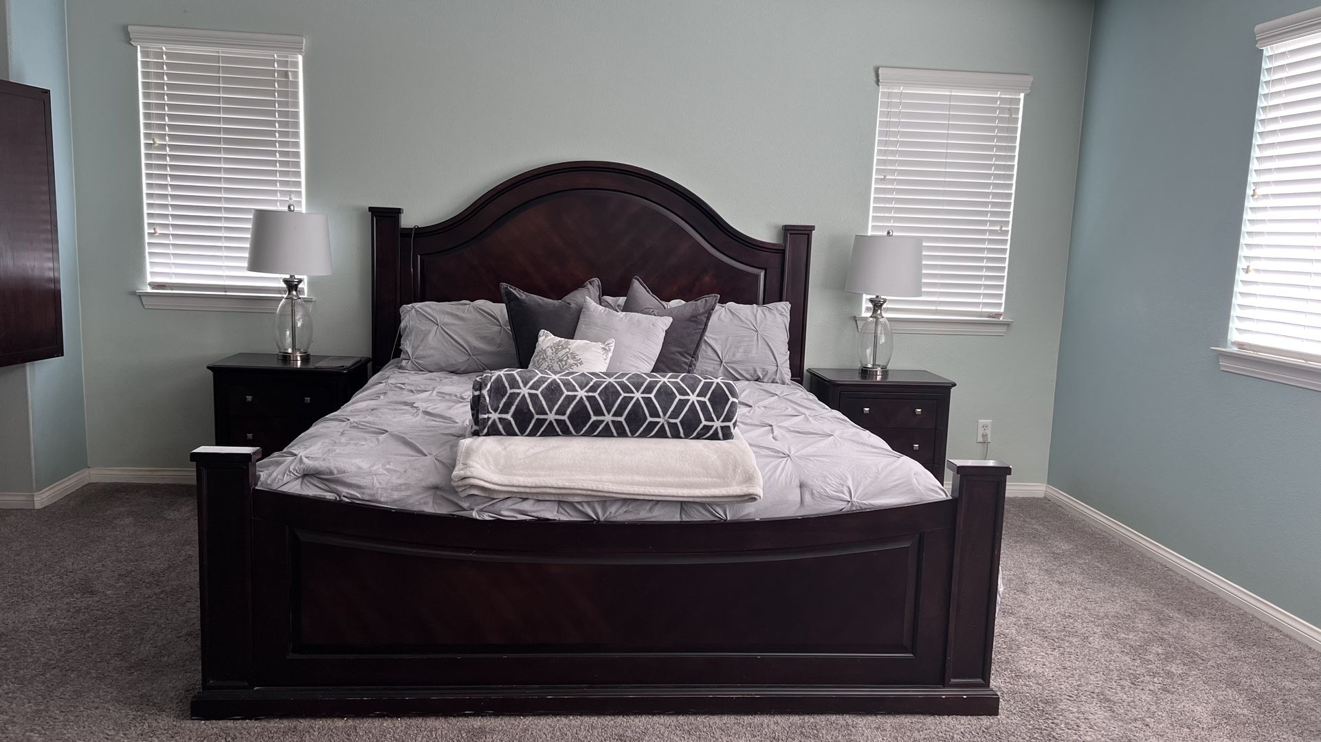 Cal King Bedroom Set for Sale in Menifee, CA OfferUp