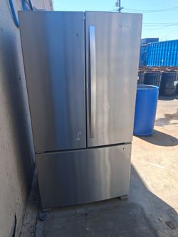 Fridge In Working Condition Icemaker and water Dispenser works Exellent missing doors handles