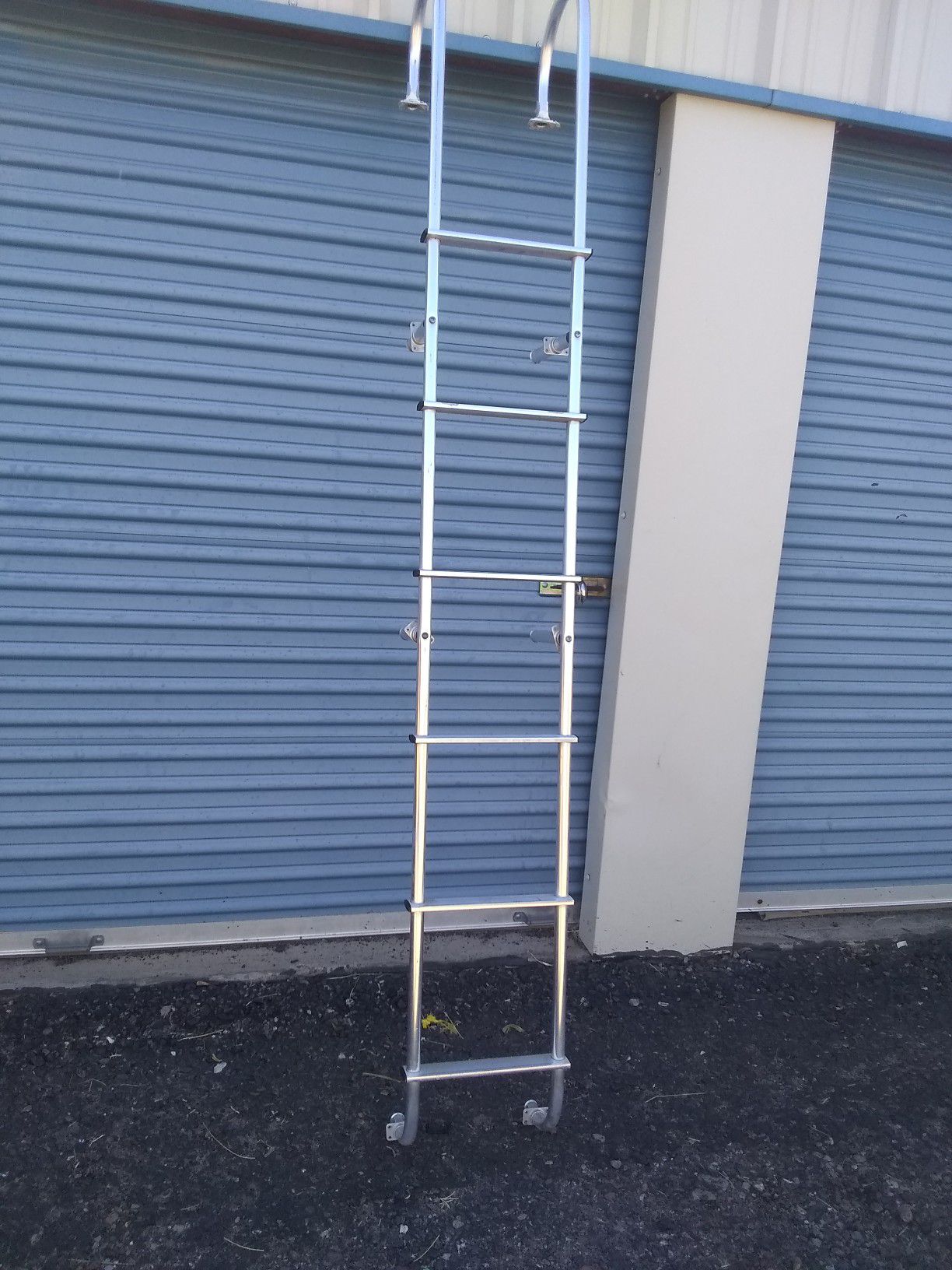 RV / Camper exterior ladder
