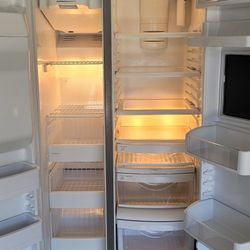 Refrigerator For Sale-GE 26 Cu.Ft. Capacity Side-By-Side