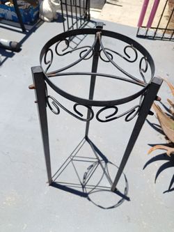 Metal water bottle stand