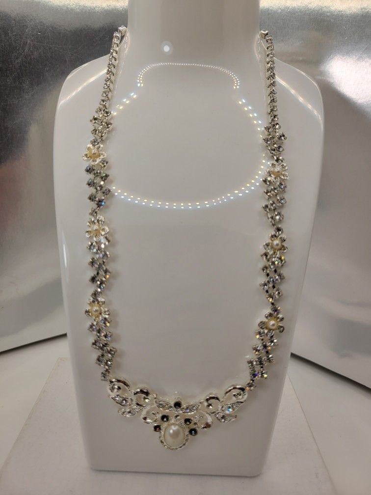 VINTAGE CRYSTAL AND PEARL NECKALES 9"INCHES