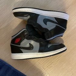 Jordan 1 Mid “Shadow” Size 6y