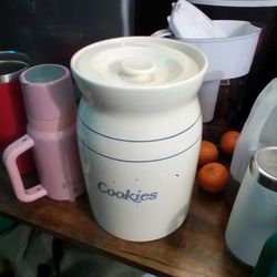 Large Cookie jar with lid in like new cond