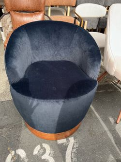 Swivel sofa chair