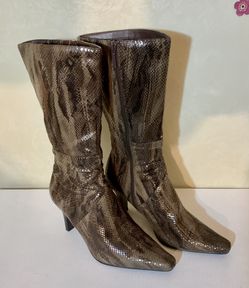 Apostrphe embossed snakeskin heel boots