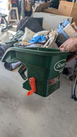 Scott's whirl, hand powered spreader