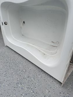 Four original ,still in good condition ,with the feet detachment... Sold separately if need to be. Propositions -6 normal bathtubs/stand up shower ins