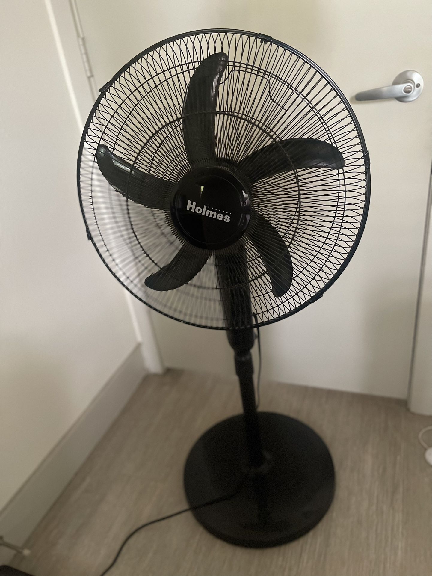 Holmes 18” Oscillating Stand Fan with Remote Control – Excellent Condition!