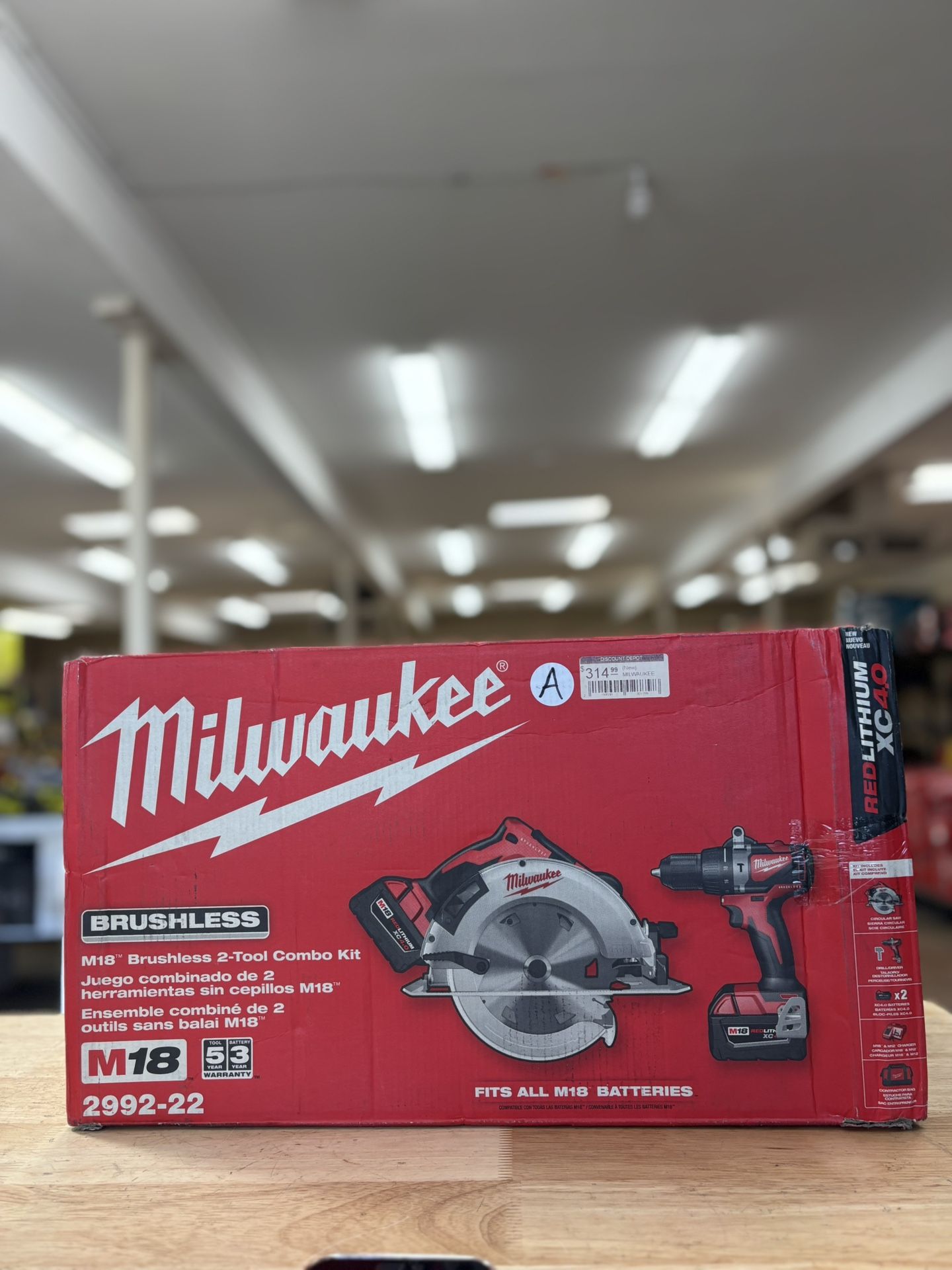 (New) MILWAUKEE M18 18-Volt Lithium-Ion Brushless Cordless Hammer Drill and Circular Saw Combo Kit (2-Tool) with Two 4.0 Ah Batteries