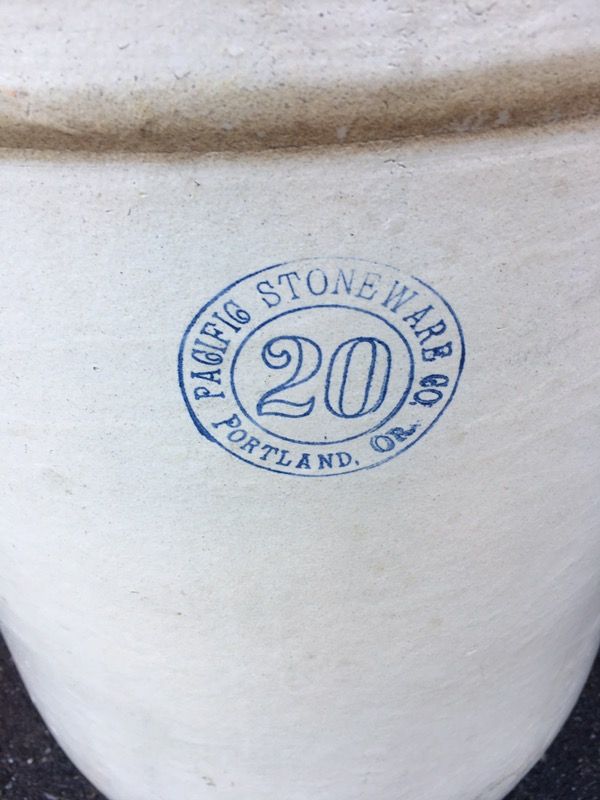 Hull USA Crestone Lidded Crock Pot (1Qt) – Main Street Estate Sales