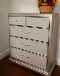 SOFIA VERGARA CHEST 5 DRAWERES