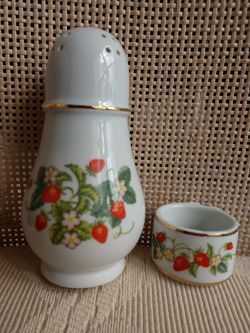 Avon Strawberry sugar shaker & napkin ring