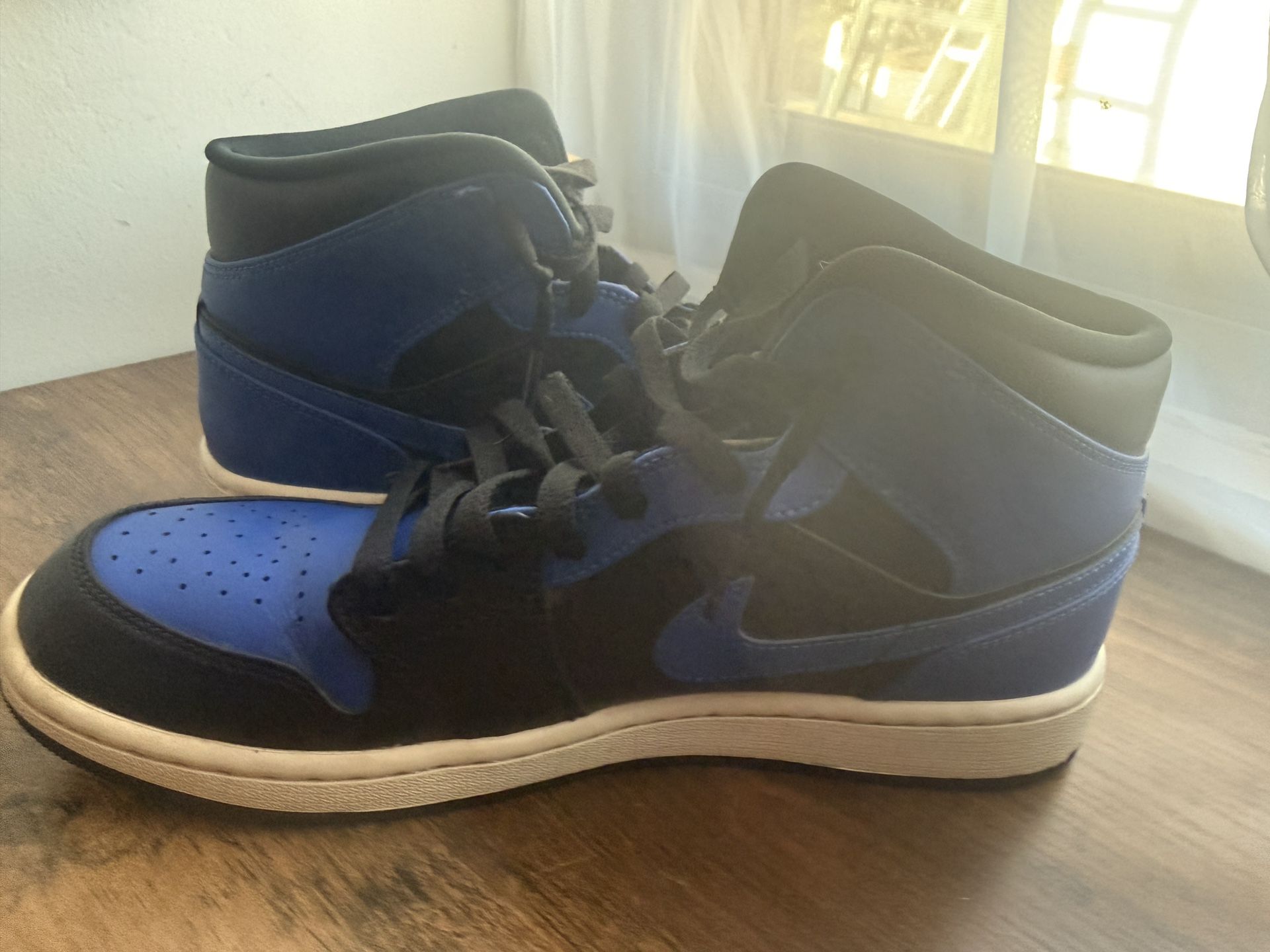 Air Jordan 1 mid Black And Royal Blue Color way