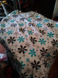 {url removed} SCRUB SHIRT SIZE.M IT HAS 3 POCKETS