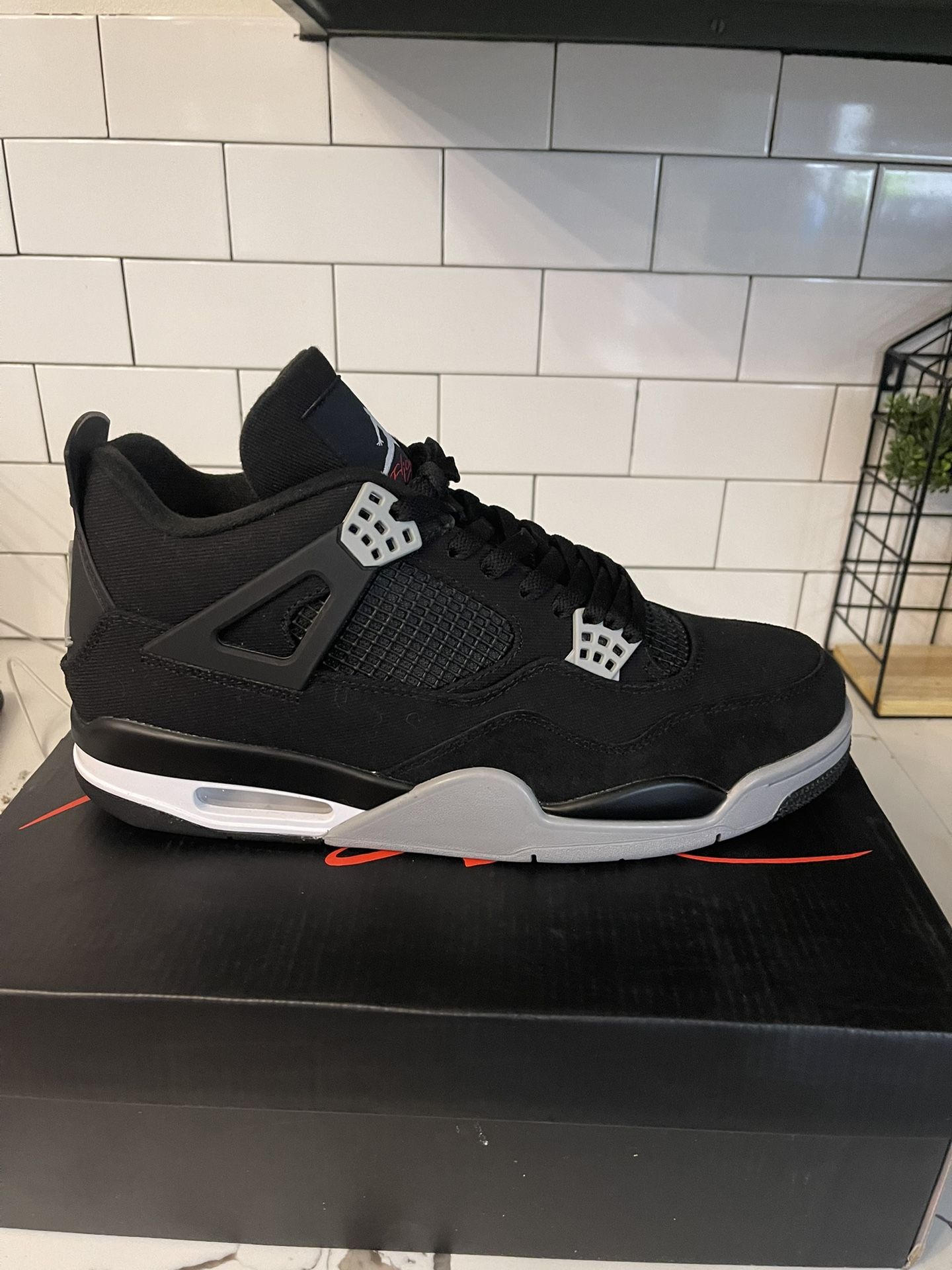 Men’s Jordan Retro 4 SE Size 13.