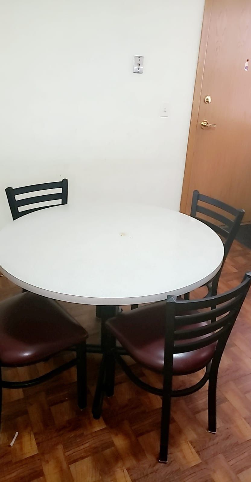 Dining table very good with 4 chairs