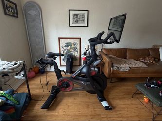 2022 Peloton Bike w/ Screen, sz 7 shoes , 3lb Weights – Excellent Condition