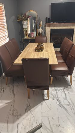 Table with 8 chairs.