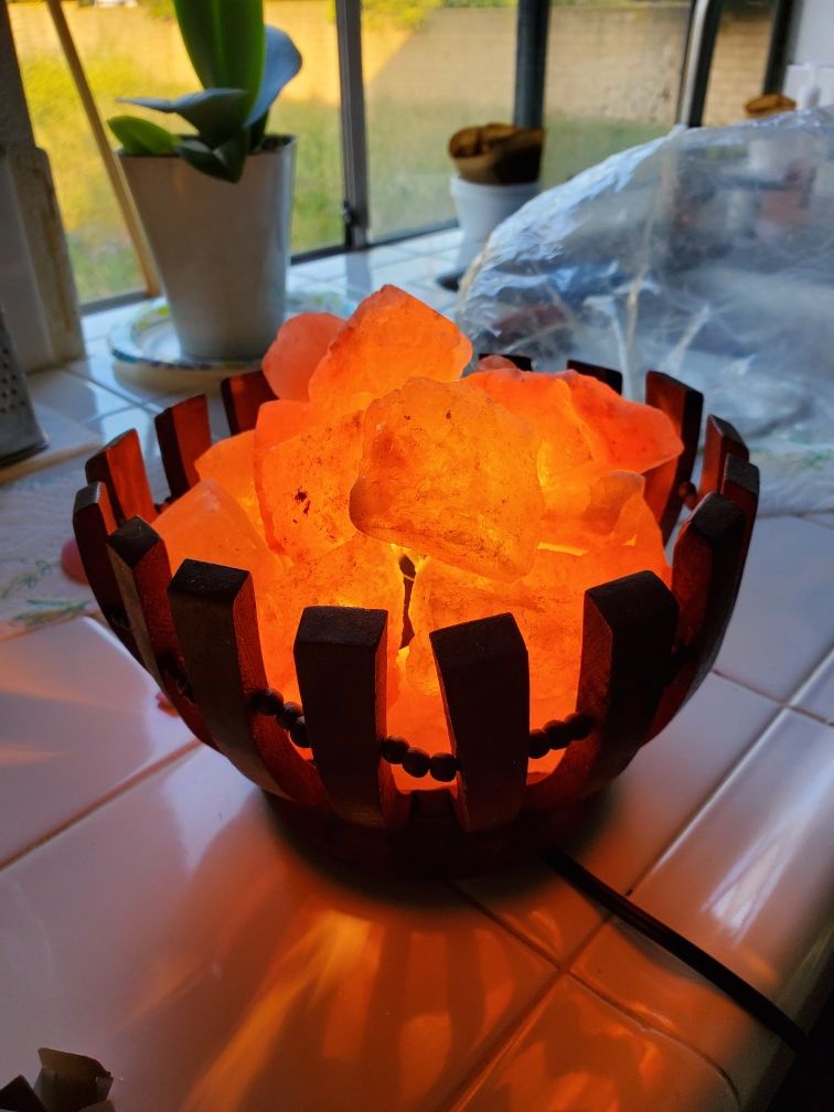 Himalayan Pink rock salt lamp NEW