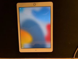 iPad (6th Gen) - 32GB - Excellent Condition