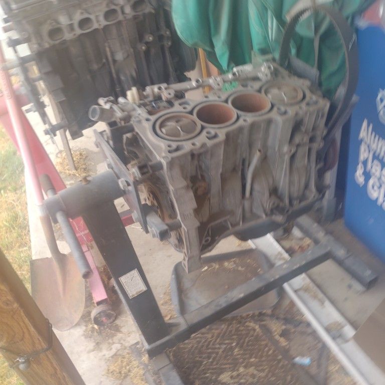 Two Honda Motors And Extra Parts $900 Firm