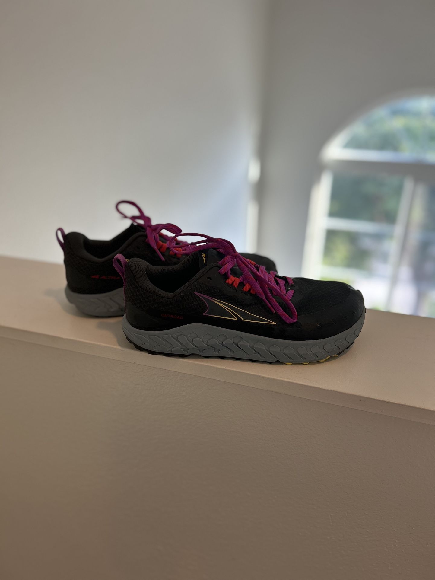 ALTRA WOMEN'S OUTROAD RUNNING SHOE SIZE 9
