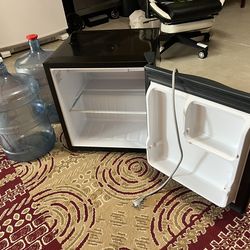 Mini fridge with freezer