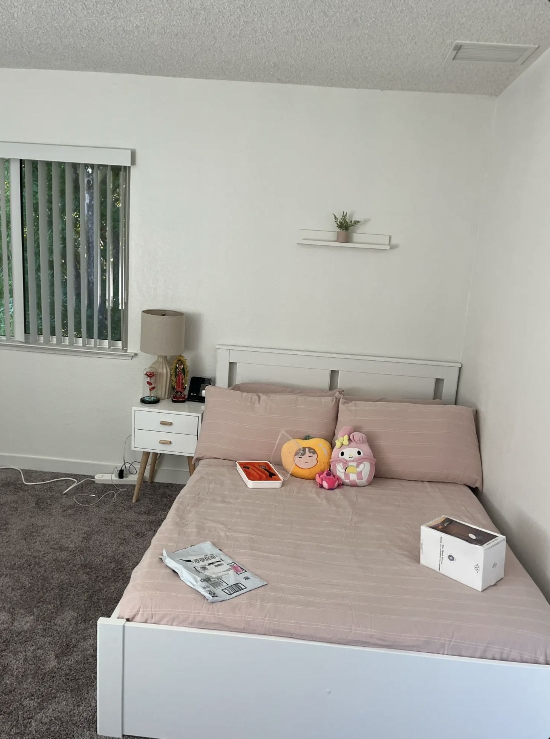 Bed frame + mattress