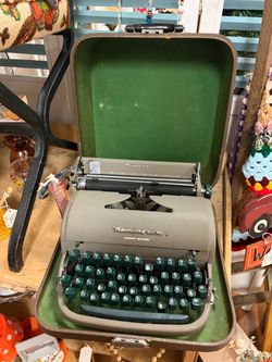 Vintage 1950s Remington Quiet-Roger Miracle Tab w/ portable case