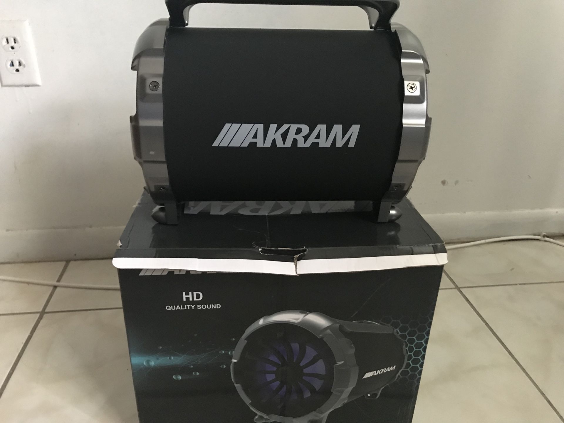 Bluetooth boom speaker never used