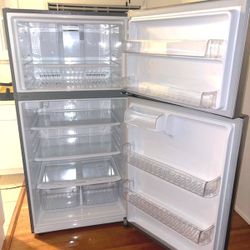 LG refrigerator - LIKE NEW! 